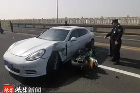 高温下，民警为伤者搭起了藏蓝色“人工帐篷”图片