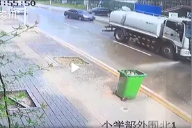男子称被洒水车倒追喷洒，司机发道歉信息时责骂：你是腿残疾还是耳朵有问题图片