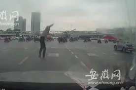 突发！明珠广场有人坠下天桥图片