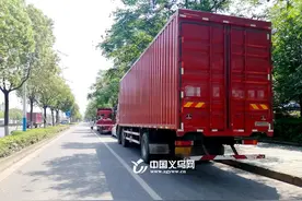 义乌多处货车占道！居民：驾驶员吃喝拉撒都在车上，垃圾随意丢弃图片