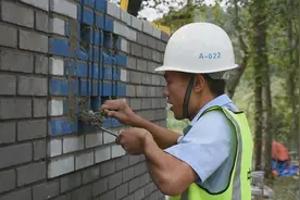 95后“砌墙状元”用实力砌出“贝利的10号球衣”图片