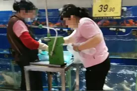 江苏一超市被拍到鸭锁骨上蛆虫成堆，超市称顾客瞎闹，官方通报打脸图片