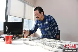 “半路出家”重拾梦想 湖南画家将积墨山水画出“名堂”图片