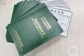 重庆首次出口二手车，16台大众二手电动车发往阿联酋图片