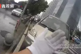奇葩！副驾系了木质安全带？竟是木楼梯“锁喉”图片