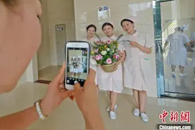 护士节里护士学插花图片