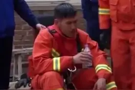 这双颤抖的手，只因生死救援图片