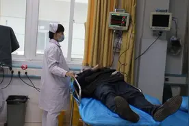 护士怀胎九月依旧坚持奋战一线：抢救病人时会忘记自己是孕妇！视频封面