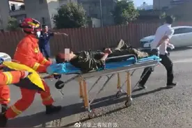 危险！昆明一男子被滚烫的沥青埋压图片