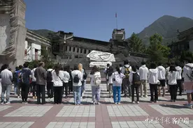 00后大学生走进“5.12”震中：凤凰涅槃 映秀重生图片