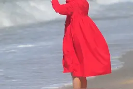海南多地迎来高温天气 三亚市民“全副武装”出行图片