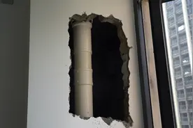 合景泰富广州一小区新房雨季惨变水帘洞？空调排水孔送水入室视频封面