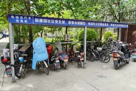 电动车起火背后：停楼道、拉飞线充电劝阻难，充电车棚使用率不高图片