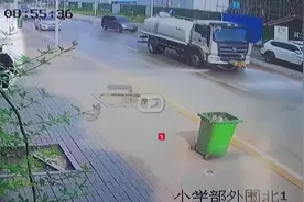 洒水车倒退喷路人，还反问不会避开吗视频封面