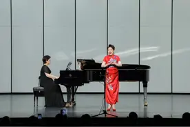 “花儿为什么这样红”，上海音乐厅传来《映山红》《可爱的一朵玫瑰花》等繁花似锦的旋律图片