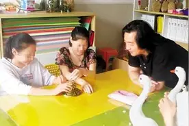 杭师大“艺术无障碍”项目帮助盲童学画画 触听皆有色彩图片