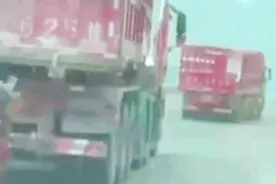 “停车！快停车！你车后面挂了两个人！”图片
