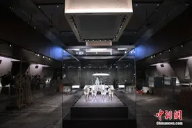 秦陵铜车马启运“搬家”图片