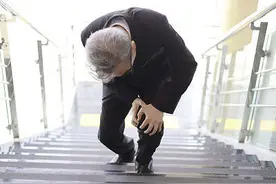 久坐后站不起来，上下楼梯腿脚不利索，50岁后遭遇这些问题怎么办？图片