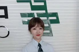 “停车！快停车！你车后面挂了两个人！”图片