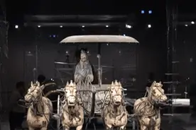 陕西：秦陵彩绘铜车马二号车运往新馆视频封面