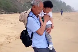 爷爷带孙子“挑衅”大海，下一秒被大海“收拾”图片