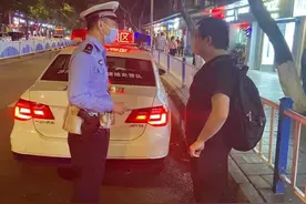 宁波小伙站在重庆街头报警：女朋友从我这借走20万，现在找不到她了图片