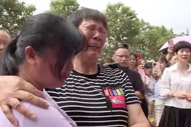 失散32年后的重逢：女儿走失后终相认，成母亲节最好的礼物图片