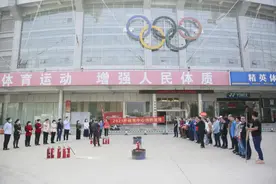 大场面！就在体育场！图片