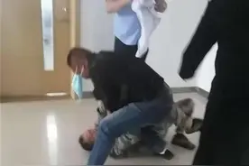 孝感一患者疑被医院工作人员打断肋骨，院方：患者先用凳子砸了医生，工作人员遂将其“控制”图片