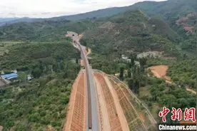 中老铁路中国段长钢轨焊接全部完成图片