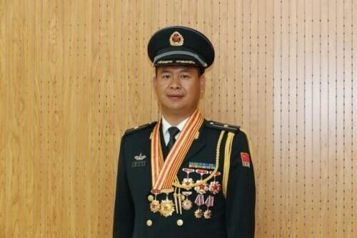 近日火箭军某旅工程营营长沙子呷收到了一份特殊的礼物其单位领导在