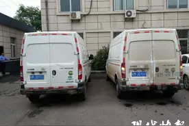 他乡遇故知？男子等红灯遇同款车，细看车牌也一模一样图片