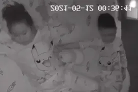 姐姐睡觉“练武术”弟弟惨被踢下床 网友：可怜兮兮爬上来，缩在角落图片