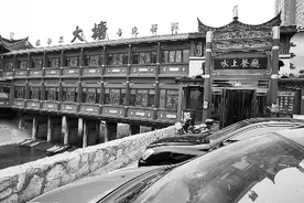 郑州这条河上有个50岁的"水上餐厅"，坐在画舫上享美食图片