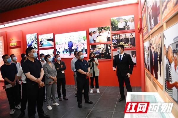 观看小康工程成就展简报