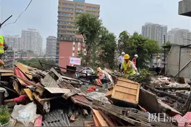 拆除楼顶违建，助推老旧小区改造图片