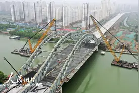 江苏扬州：京杭运河大桥加紧建设图片