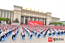 艺术献礼建党百年 江阴千名学生现场齐奏二胡图片