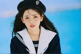 日系妹妹！杨超越晒水手服夏日写真 精致似洋娃娃图片