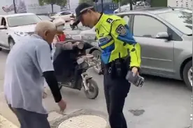 杭州一民警执法时用辣椒水喷90岁老人？公安通报：涉嫌违规使用警械，当事民警已停职图片