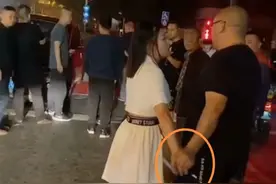 “美人计”？女司机为求私了，向男司机撒娇十指相扣图片