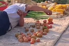 大叔“堆西红柿”上热搜，网友：等堆好了就要最下边那仨图片