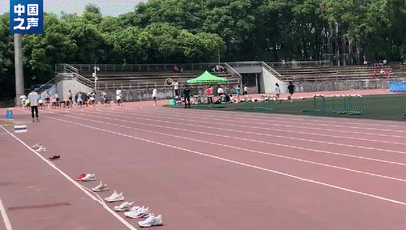 独臂少年赛场夺冠！网友：他有“隐形的翅膀”图片