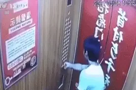 瞬间爆裂！两男子在电梯内遭遇惊魂一幕图片