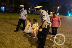 两个小女孩迷路谁问都不理：妈妈说只跟警察叔叔说图片