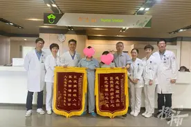 “生活以痛吻我，我却报之以歌！”放弃高考为养母养老送终，拄拐跑遍全国为自己治病图片