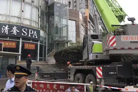 商铺业主私设电梯，鼓楼城管查处拆除图片