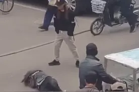 女子疑因老公不给买衣服 耍脾气当街打滚 网友：还没断奶呢？图片
