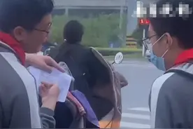 俩男孩在摩托车后相遇 等红灯时拿出习题讨论 网友：少年强则国强图片